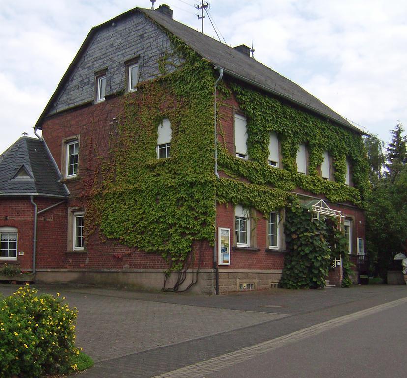 Romantikzimmer Im Antiquariat Sonnschied Exterior photo